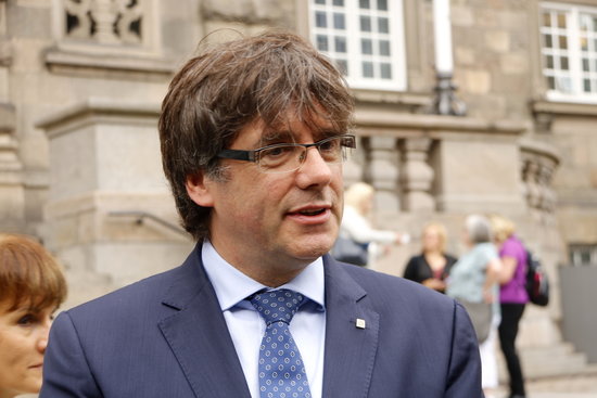 Catalan president Carles Puigdemont in front of the Danish Parliament, the Folketing (by Rafa Garrido)